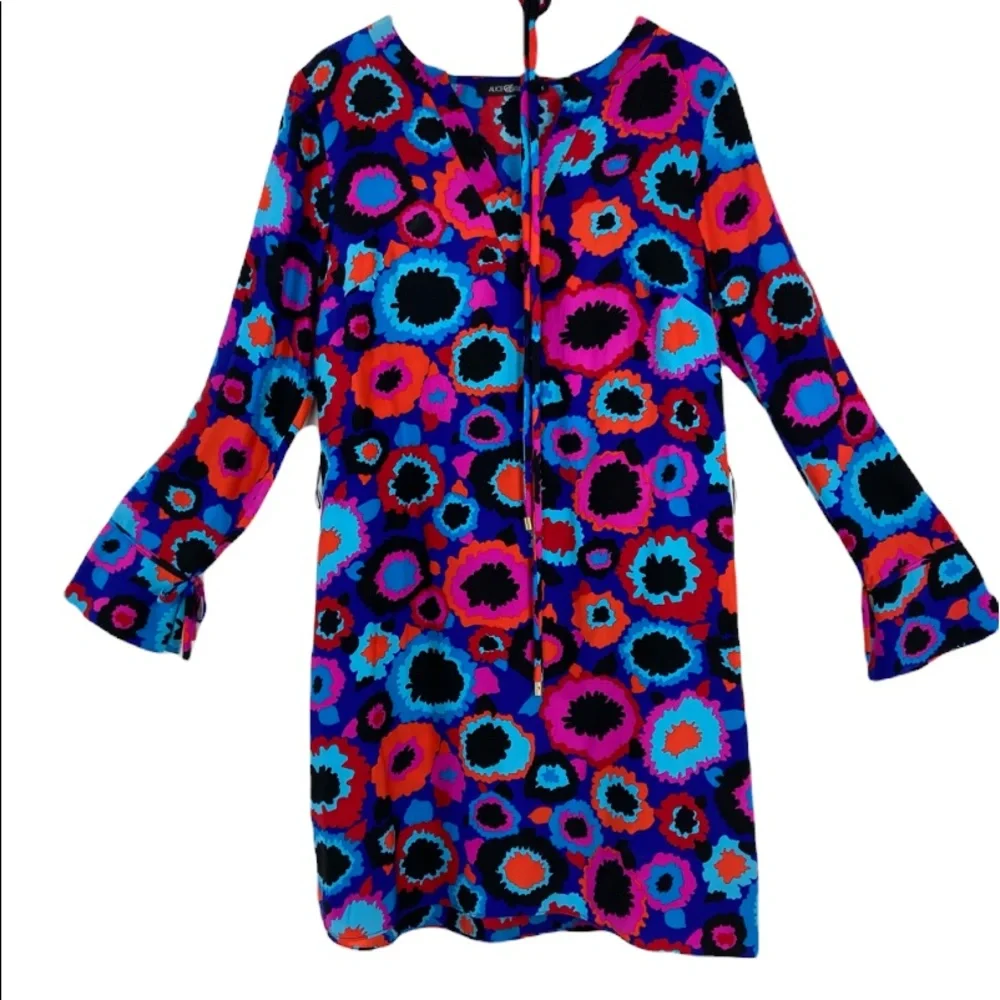 Alice & Trixie 100% silk retro flower v neck dress. Size Small
